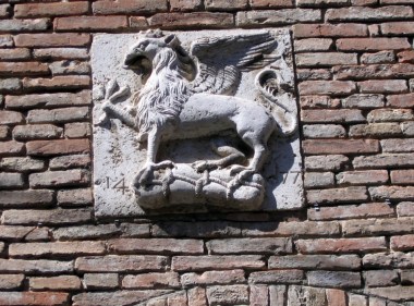 Its traditional symbols are the gryphon (above) and the lion.