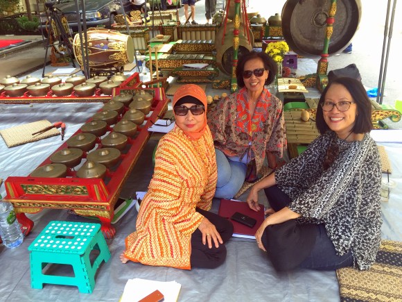 Bu Uci knows how to "strike a pose" with Bu Yenni and Bu Etty