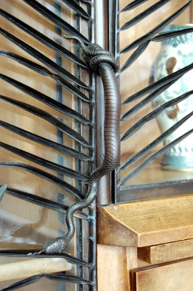 9-18 snakey cabinet handle